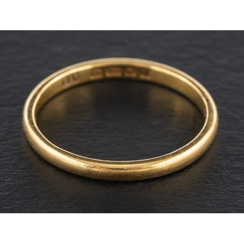 422 - An 18ct gold band ring,: with hallmarks for London, 1954, ring size T, total weight ca. 3gms.