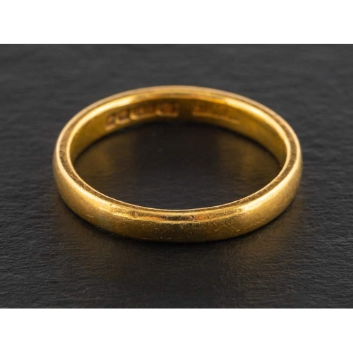 423 - A 22ct gold band ring,: with hallmarks for London, 1959, ring size K, total weight ca. 3.5gms.