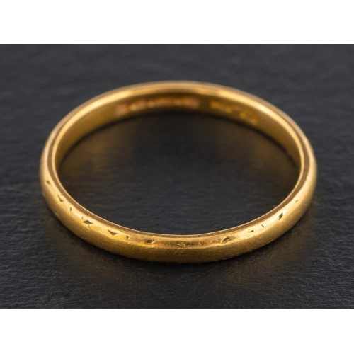 424 - A 22ct gold band ring,: with hallmarks for London, 1957, ring size O1/2, total weight ca. 2.6gms.