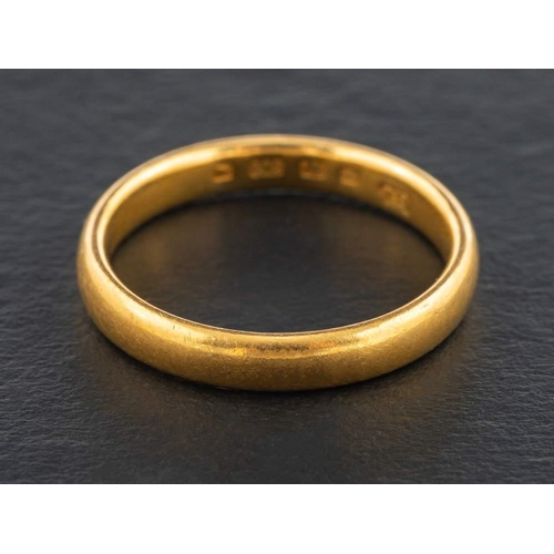 425 - A 22ct gold band ring,: with partial hallmarks for London, ring size  P, total weight ca. 5gms.