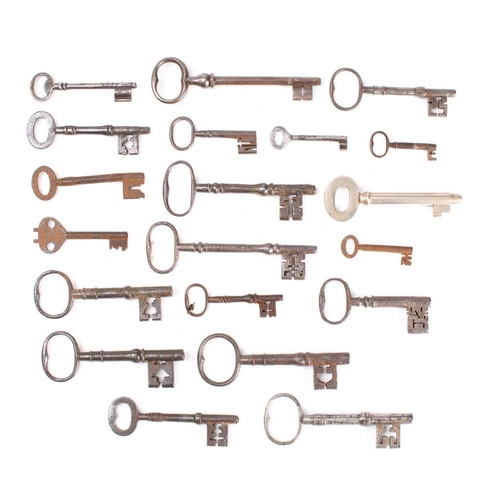 142 - A collection of twenty various keys: including a 5 inch polished steel key and others (20)