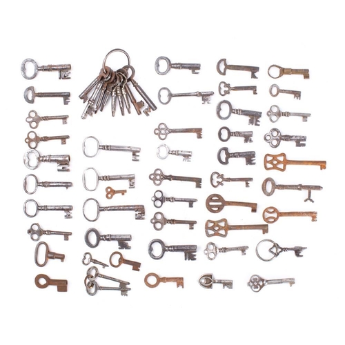 144 - A collection of various keys of small size: (qty)