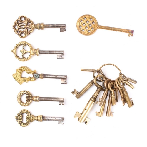 149 - Five steel keys with decorative brass bows: together with a collection of eleven various brass keys ... 