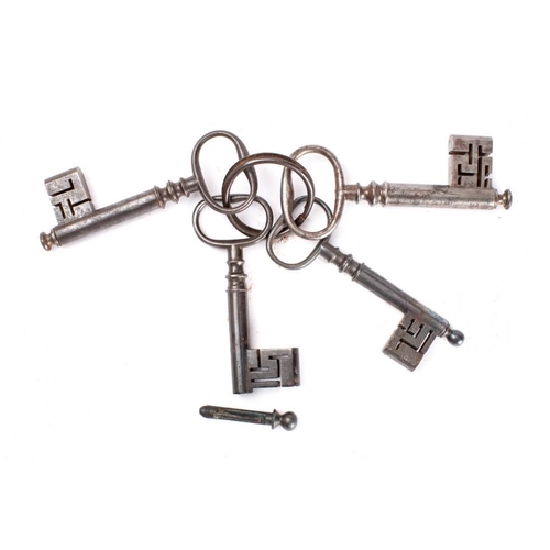 171 - Four 18th century English steel keys with dust caps (spigots): 10.5 to 11.5cm (4)  *Notes- Dust caps... 