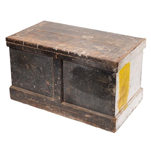 325 - A wooden overpainted tool chest with fitted interior: 54 x 94 x 53cm.