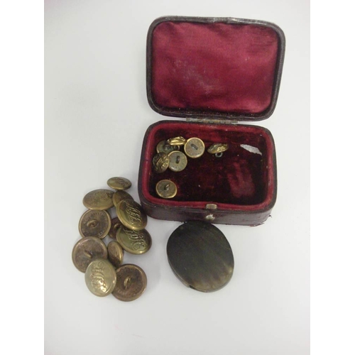 382 - A small collection of hunt buttons and Victorian Royal Navy buttons: