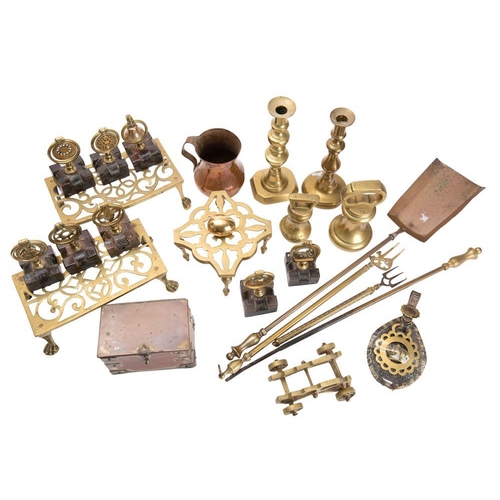 514 - A mixed collection of brass and copper wares including;- candlesticks, trivets, horse brasses, caddy... 