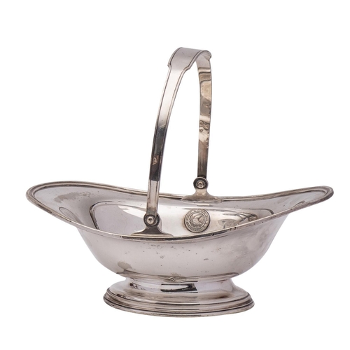 2034 - An American silver plated swing-handle bread basket of oval outline, with eagle and star medallion, ... 