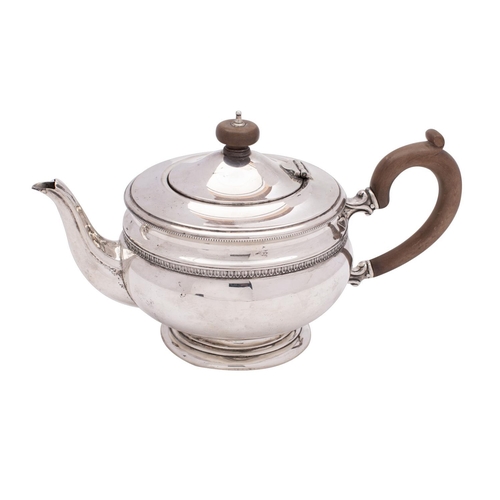 2205 - A George V silver teapot, maker Mappin & Webb, London, 1910 of circular waisted form, with beaded bo... 