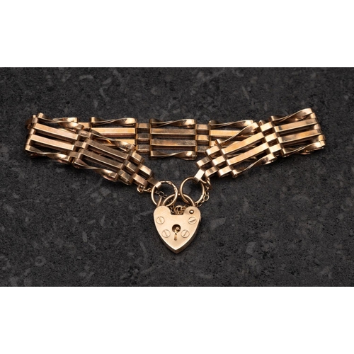 2439 - A 9ct gold, gate-link bracelet with heart-shaped clasp, with hallmarks for Birmingham, 1977, total l... 