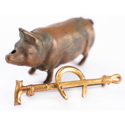 46 - An early 20th century small brass pig vesta case, 5cm long, together with a gilt metal horseshoe and... 