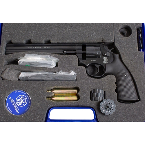 114 - An Umarex Smith & Wesson Model 586 .177calibre CO2 air pistol revolver,  serial number 'S54323204', ... 