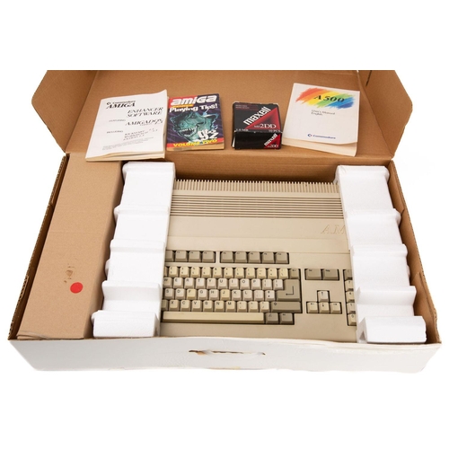 1187 - A Commodore Amiga Model 500 Personal Home Computer with mouse and  floppy disk drive, original box w... 