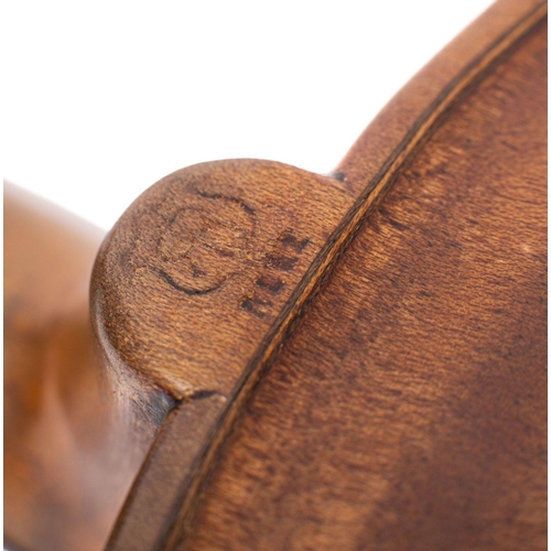 1071 - An early 20th century American violin stamped 'RR' to button, scroll carved headstock with ebony key... 