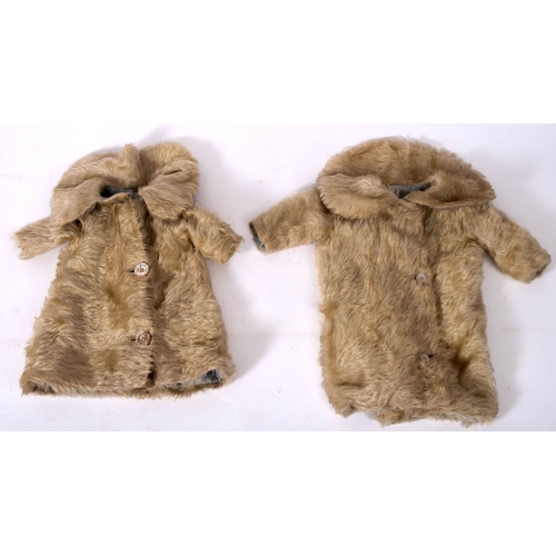 844 - Two late 19th/ early 20th century doll's white fur coats, both with mother of pearl buttons, togethe... 