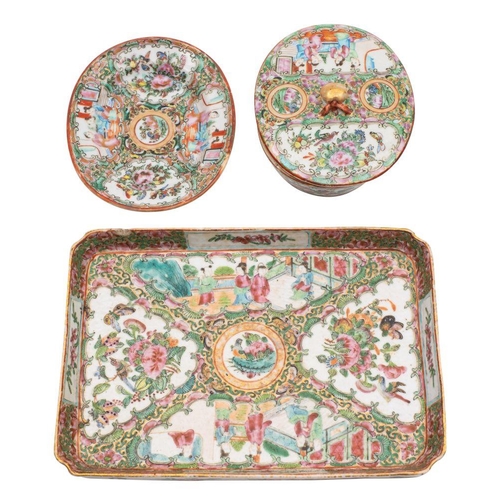 100 - A Canton butter tub, cover and matched stand together with a similar rectangular-section tray, Qing ... 