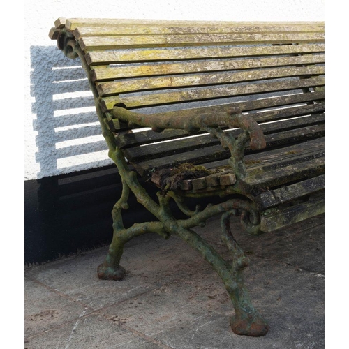 1404 - A late Victorian cast iron and slatted wood garden bench, in rustic style, circa 1900; the openwork ... 