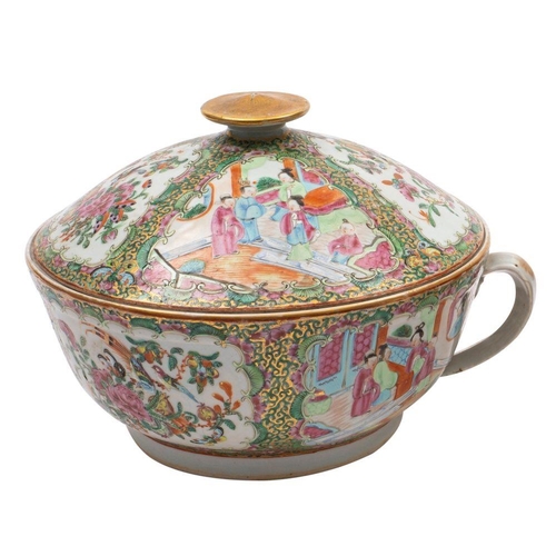 71 - A Canton chamber pot and cover with gilt finial and side handle, Qing Dynasty, 27cm.