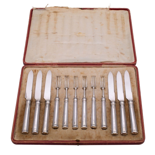 2083 - A set of twelve George V silver fruit knives and forks, maker Thomas Bradbury and Son, Sheffield, 19... 