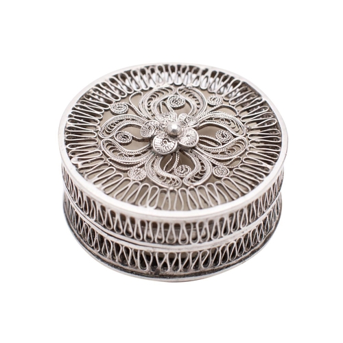 2102 - An English silver filigree gaming counter box, un- marked possibly 18th century, of circular form, w... 