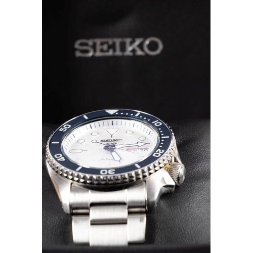 2295 - Seiko Sports 5 a stainless-steel gentleman's wristwatch the cream dial with day/date aperture, sweep... 