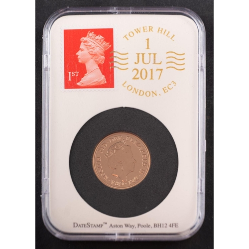 2451 - An Elizabeth II gold sovereign coin, dated 2017, diameter ca. 22mms, total weight ca. 8gms, accompan... 