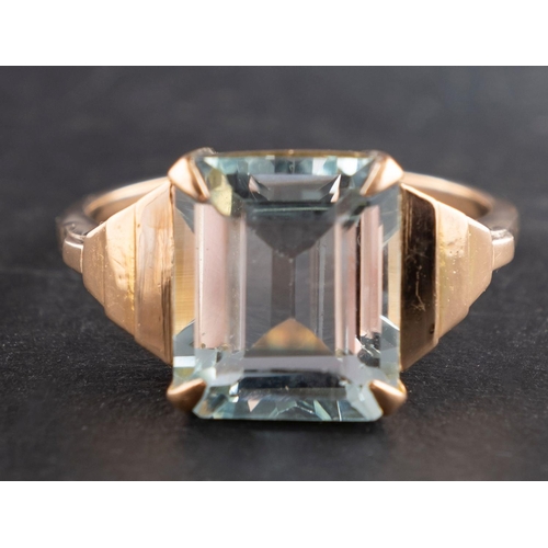 2724 - An octagonal, step-cut aquamarine ring, with stepped shoulders, estimated aquamarine weight ca. 5.20... 