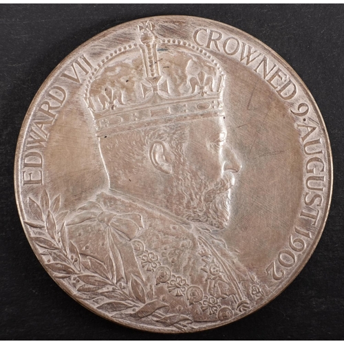 118 - A 54mm Edward VII silver coronation medallion (boxed).