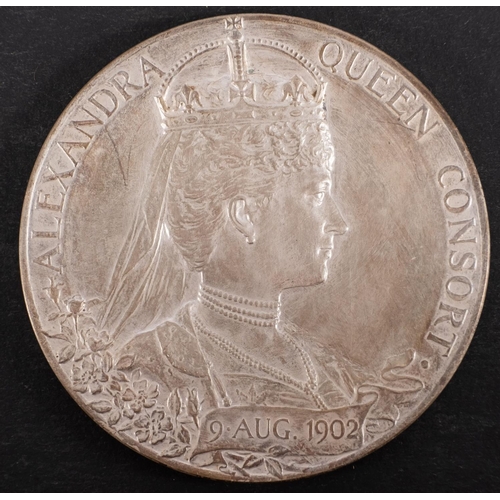 118 - A 54mm Edward VII silver coronation medallion (boxed).