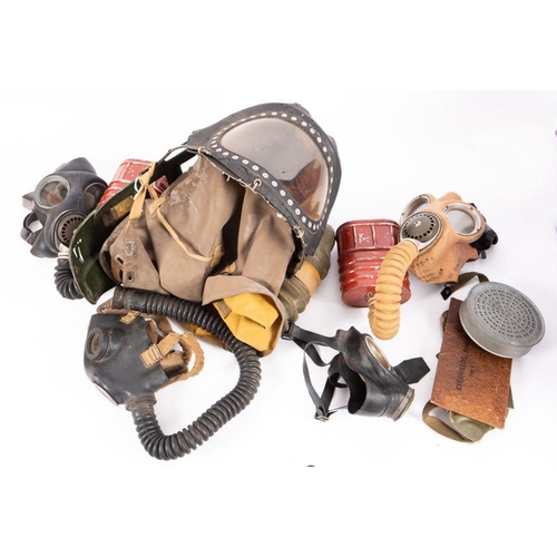 816 - A WWII Infant gas mask, dated 1939, together with four other various WWII and later gas masks.
Pleas... 