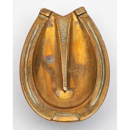 540 - An early 20th century gilt brass horse shoe vesta case, unsigned, 5.5cm long