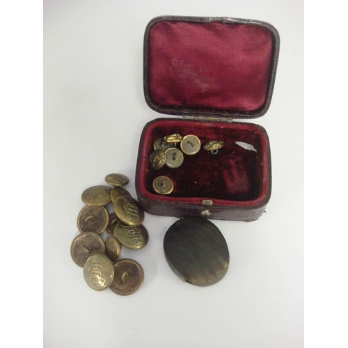 544 - A small collection of hunt buttons and Victorian Royal Navy buttons.
