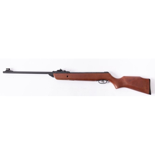 605 - A Gamo' Multishot' .22 calibre air rifle serial number '04-1C-136685-00'.