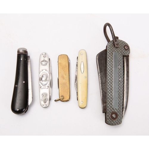 710 - A Royal Navy Second World War Seaman's clasp knife; also an Edward VII commemorative penknife and th... 