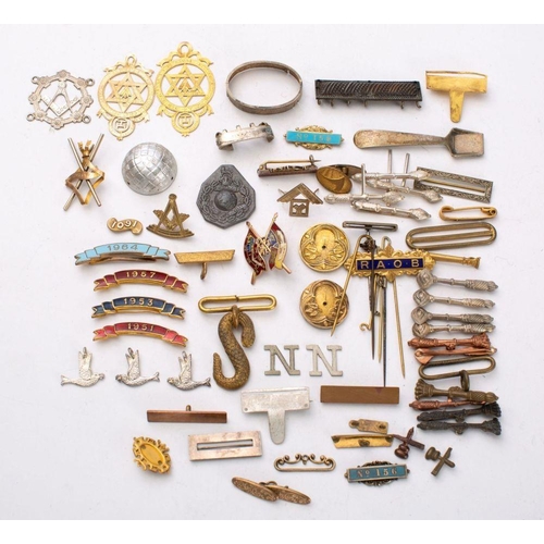 748 - A small parcel of Masonic jewels, bar badges and collar badges, etc.