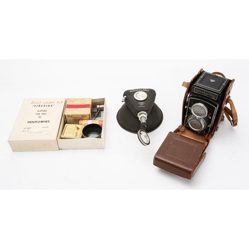 971 - A Rolleicord twin lens reflex camera, serial number '1515894' fitted Xenar 1:3.5/75 lens, in brown l... 