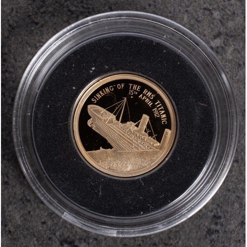 559 - A small gold coin commemorating the sinking of the Titanic .