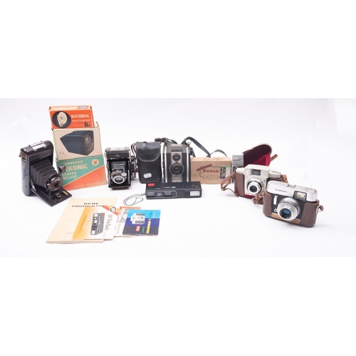 906 - A collection of various format cameras including a Voightlander ' Vito C' 35mm camera and others (a ... 