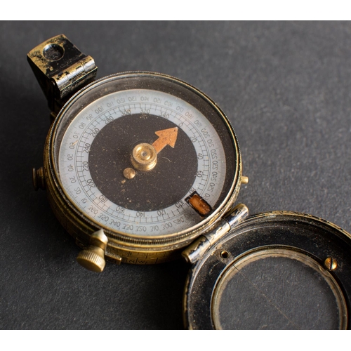 168 - A WWI period Vernier compass, serial number 123651 and dated '1918'.