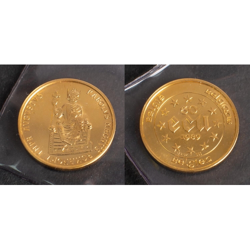 500 - A 'Charlemagne' 50 ECU Belgian gold coin, dated 1989, diameter ca. 2.9cm, weight (inc plastic case) ... 