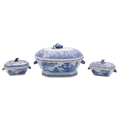 50 - A Chinese blue and white tureen and cover of shaped rectangular form with pomegranate finial and rab... 