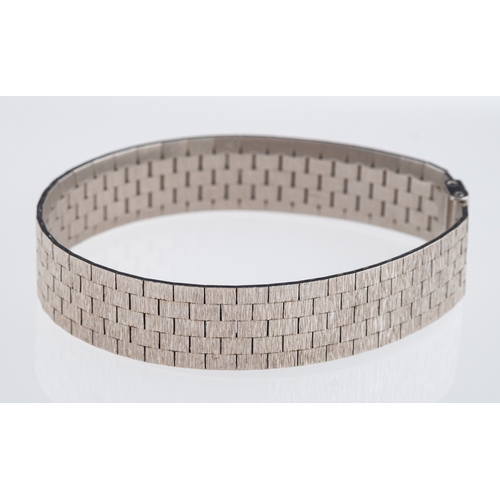 609 - A white gold watch strap with textured bark design,.length 18.5cm