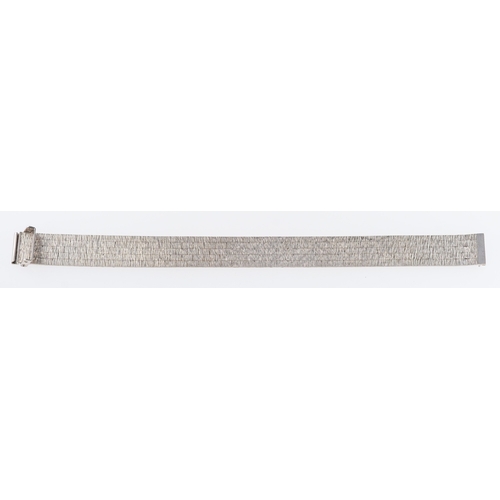 609 - A white gold watch strap with textured bark design,.length 18.5cm