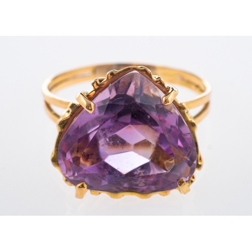 615 - A vintage gold amethyst ring, handcrafted  yellow metal mount mount, ring size S-T