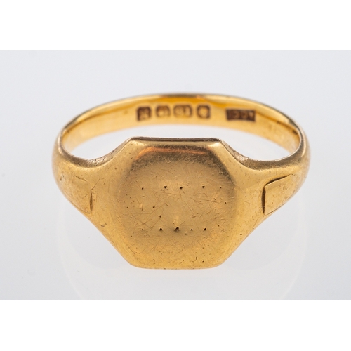 831 - A gold ring signet ring, hallmarked 18ct,  Birmingham 1936, weight 7.1 grams, in leather ring box