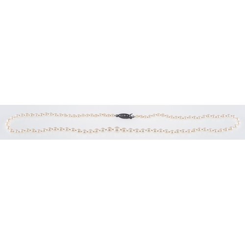 841 - A string of Japanese Cultured pearls by Kitamura, the single sting of pearls set to a silver clasp, ... 