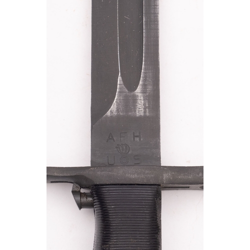 204 - An American Garand M1 pattern bayonet, maker Fork & Hoe Co, the blade stamped 'AFS', over two piece ... 