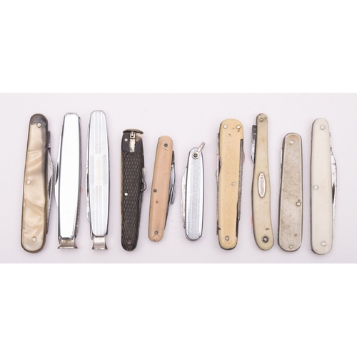 218 - A group of five silver and mother of pearl fruit knives, together with a simulated tortoiseshell exa... 