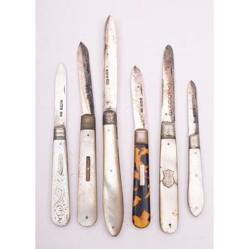 218 - A group of five silver and mother of pearl fruit knives, together with a simulated tortoiseshell exa... 