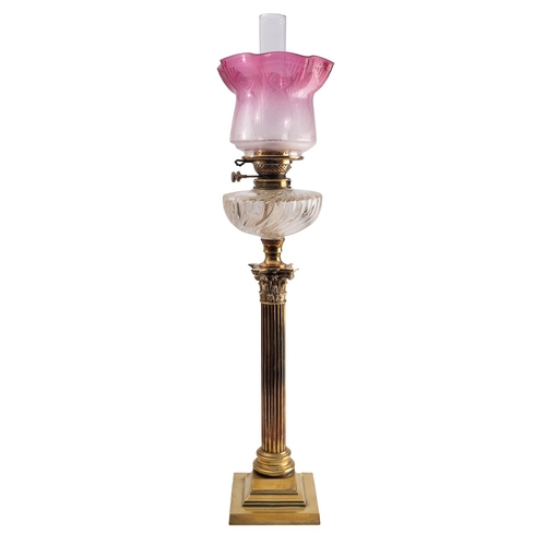 457 - A late Victorian or Edwardian brass and glass mounted columnar table oil lamp, circa 1900; with crim... 